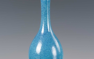 A ROBIN’S-EGG GLAZED VASE, CHINA, 18TH – 19TH CENTURY 十八至十九世紀爐鈞釉長頸瓶