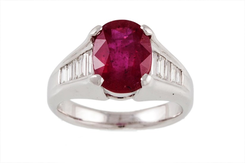 A RUBY SINGLE STONE RING, to tapered baguette diamond should...