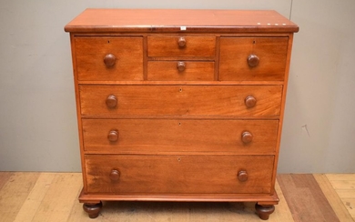 A VICTORIAN SEVEN DRAWER CHEST OF DRAWERS (119H X 117W X 53D CM)
