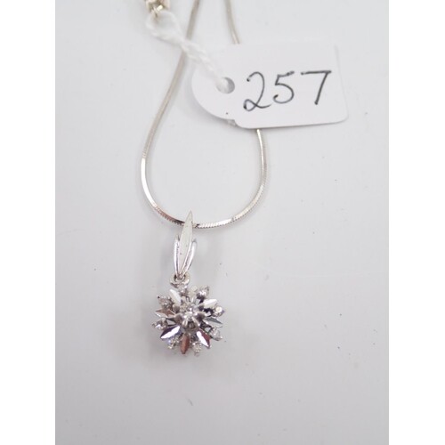 A diamond cluster pendant and a 18ct chain approx. 4.9 grams