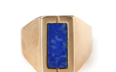 SOLD. A lapis ring set with a table-cut lapis, mounted in 14k gold. Size 57. – Bruun Rasmussen Auctioneers of Fine Art