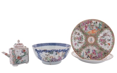 A mixed lot of Chinese porcelain, Qing dynasty comprising a ...