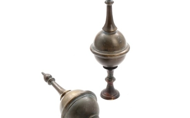 A pair of 19th century onion shaped patinated brass spires. H. 30 cm. (2)