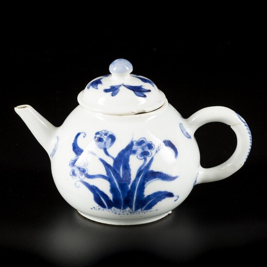 A porcelain teapot with floral decoration, China, Kangxi.