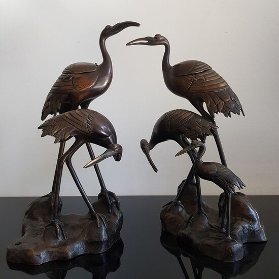 A rare pair of bronze sculptures - Okimonos of Imperial cranes - incense burners - Both signed (2) - Bronze - Japan - Meiji period (1868-1912)