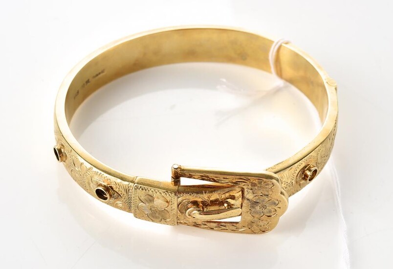 AN ANTIQUE STYLE BUCKLE BANGLE IN SILVER GILT, INNER DIAMETER 60MM, STAMPED MADE IN NZ