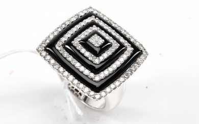 AN ART DECO INSPIRED ONYX AND DIAMOND RING IN 18CT WHITE GOLD, FEATURING A SQUARE PLAQUE SET WITH ROUND BRILLIANT CUT DIAMONDS, SIZE...