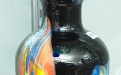 AN ART GLASS VASE WITH ORGANIC SWIRL PATTERN, 25.5 CM HIGH, LEONARD JOEL LOCAL DELIVERY SIZE: SMALL