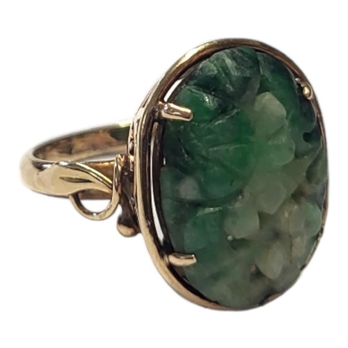 AN EARLY 20TH CENTURY 9CT GOLD AND CHINESE JADE RING A carve...