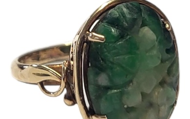 AN EARLY 20TH CENTURY 9CT GOLD AND CHINESE JADE RING A carve...