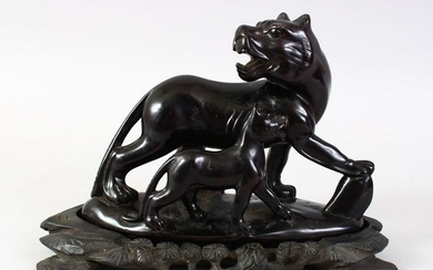 AN UNUSUAL CHINESE CARVED OBSIDIAN STONE FIGURE OF TWO