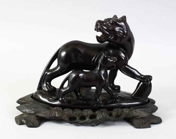 AN UNUSUAL CHINESE CARVED OBSIDIAN STONE FIGURE OF TWO