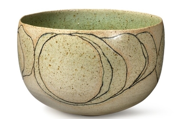 Alev Ebüzziya Siesbye: Circular stoneware bowl, exterior with incised relief decor. H. 14.2–14.5 cm.