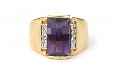 An 18 karat gold amethyst and diamond ring. Featuring a checkered board cut rectangular amethyst flanked by eight brilliant cut diamonds of ca. 0.10 ct. in total. Provenance: Italy. Gross weight: 10.2 g.
