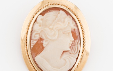 An 18K gold and cameo brooch/pendant