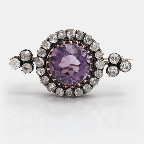 An 18K gold and silver brooch with old-cut diamonds ca. 2.34 ct in total and a amethyst. France, early 20th century.