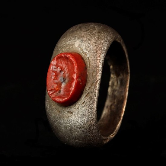 Ancient Roman Silver ring set with a cabochon engraved with a bust of Helios - (1)