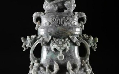 Arte Cinese A grey jadeite carved vase with archaic