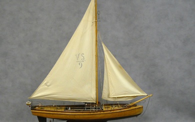 "Avenir": une ancienne et grande maquette de voilier en bois, portant l' inscription V.G. 9...