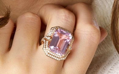 BAGUE KUNZITE A kunzite, diamond and 18K pink gold ring. Gross weight : 11,14 gr. Size : 53. Kunzite weight : 22 carats approx.