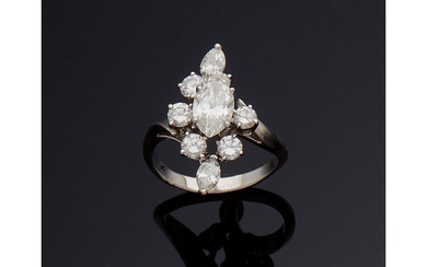 Bague Marquise en or blanc 18 carats (750/000) et diamants, composée d'une monture asymétrique sertie...