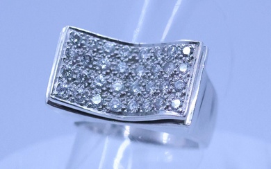 Bague moderne en or gris 750 °/°° à plateau rectangle relevé pavé de diamants taille...