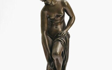 Baigneuse - Fonte postérieure d'après Christophe-Gabriel Allegrain (1710-1795) Bronze, patine brune. Nu de femme avec...