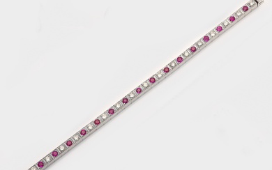 Bracelet classique Rivière avec rubis et brillants de 1966. Or blanc, taille 585. Linéairement serti...