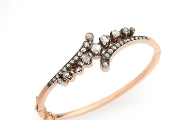 Bracelet jonc ouvrant en or rose 18k (750/°°), orné d un décor stylisé serti de...