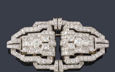Broche doble-clip con diamantes talla brillante, antigua y carré de aprox. 12,62 ct en total. Años '30.