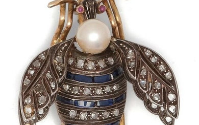 Brooch " Abeille " in gold and silver, decorated with diamonds, blue stones and a pearl. Dimensions : 3,7 x 3,5 cm. P. Brut : 14 g.