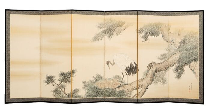 Byobu, Folding screen - Paper, Wood - Kunii Oyo 國井應陽 (1868-1923) - Large 6-panel byobu-screen depicting a crane feeding its chicks high up in a pine tree, 1919, signed - Japan - Taishō period (1912-1926)