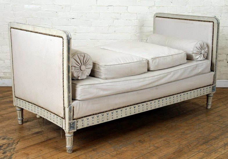 CARVED FRENCH LOUIS XVI STYLE DAY BED C.1920