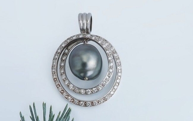 CHAINE en or gris (750) et PENDENTIF en or gris (585) serti d'une breloque perle...