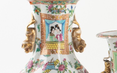 CHINE, Canton Paire de vases à décor polychrome dans un cartouche rectangulaire d'une scène de...