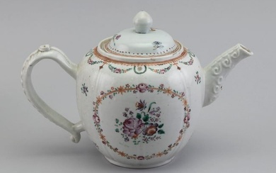 CHINESE EXPORT PORCELAIN TEAPOT Qianlong Period, 18th Century Height 5.5". Length 9".