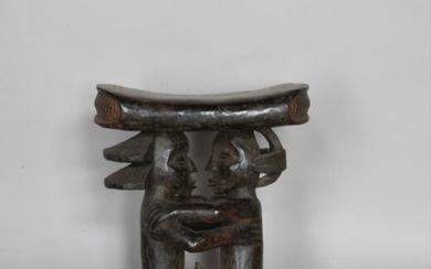 CONGO Tabouret en bois sculpté de deux personnages...