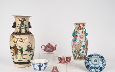 Chine, XIXe-XXe siècle, Ensemble en porcelaine comprenant un vase nankin, un vase à décor de...
