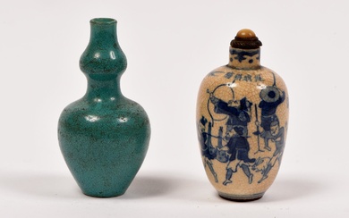 Chine, XIXe siècle. Lot comprenant un flacon tabatière en céramique émaillée en bleu sur fond...