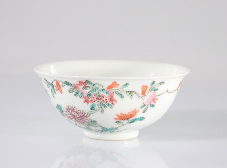 Chine bon en porcelaine famille rose décor floral