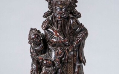 Chine, début XXe, groupe en bois foncé incrusté de fils métalliques, représentant Luxing, le dieu...