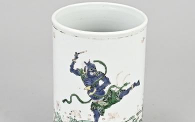 Chinese Fam. Verte penselenpot, H 13,6 cm.