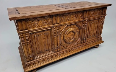 Circa 1920's Signed "Toby Furniture Co. , Chicago and New York" Oak Blanket Chest with Lift Top