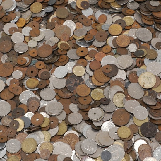 Collection of coins and banknotes from around the world, total weight of 18 kg
