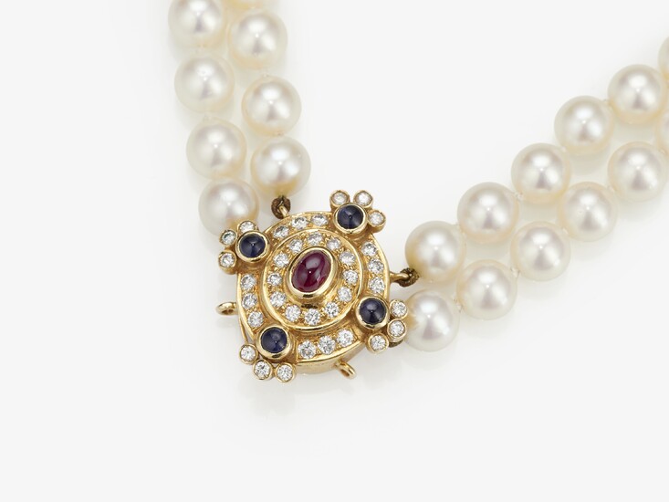 Collier de perles de culture à double rang avec rubis, saphirs et diamantsOr jaune 750/-,...