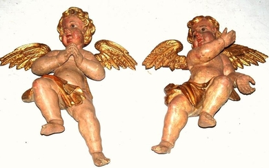 Coppia di angeli in legno laccato e dorato, sec.