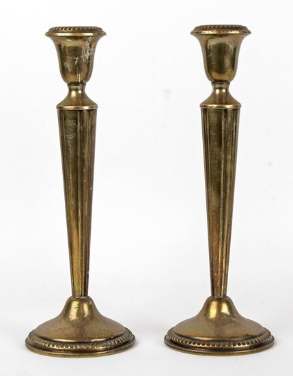 Coppia di candelieri in argento cesellato, altezza cm. 25, (difetti)....
