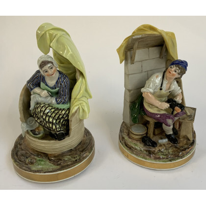 Coppia di statuine in ceramica policroma raffiguranti "La rammendatrice e il calzolaio" su modello di Paul Louis Cyfflè (h cm...
