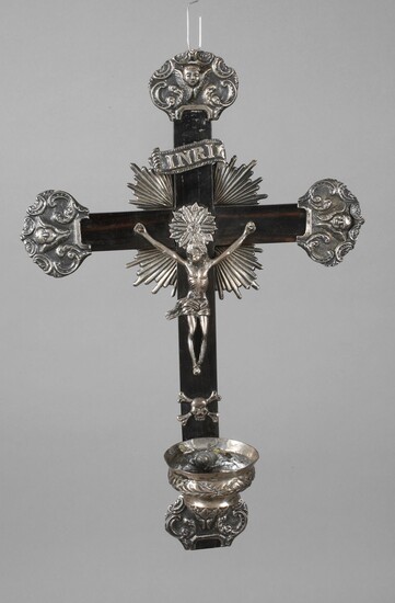 Crucifix19e siècle, croix en palissandre, décorée de montures en argent repoussé, représentation du crucifié dans...