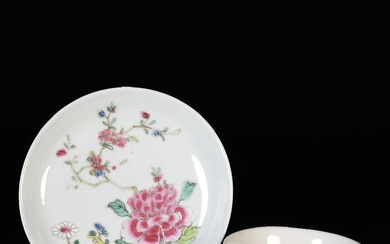 Cup and saucer - Tasse et sous-tasse aux émaux de la Famille Rose à décor de pivoines, branches et fruits - Porcelain